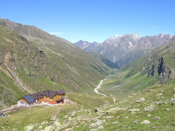 Taschachhaus mit Blick ueber das Taschachtal Richtung Mittelberg 2 web