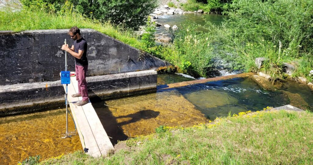 Nivus Durchflussmessung von Behelfsbrücke mit aufgelegtem Maßband