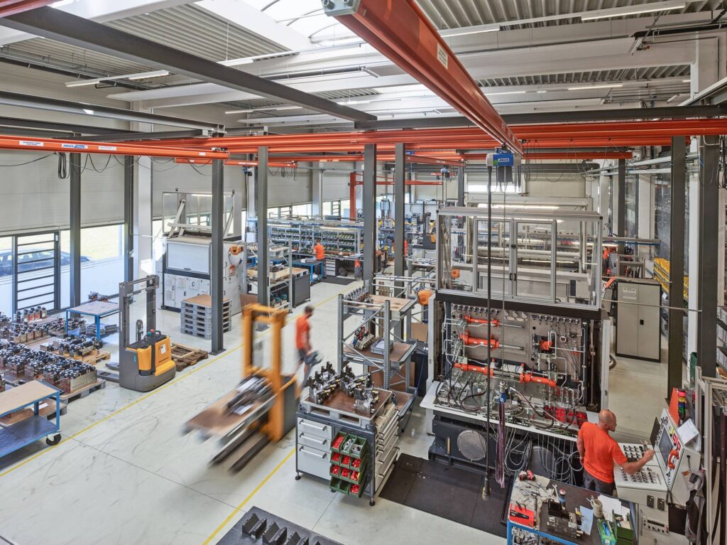 dorninger-hytronics-unterweitersdorf-2019_steuerblockfertigung_by_kurt-hoerbst_140148