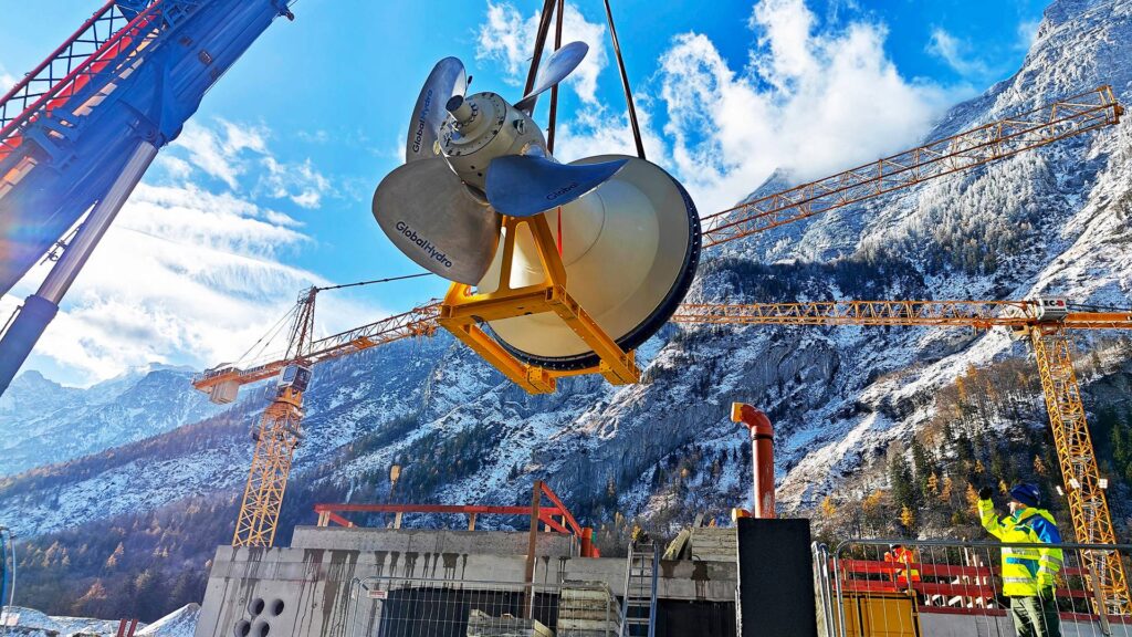 GlobalHydro_Kraftwerk Stegenwald_OnSite_Einheben_Antriebsstrang_