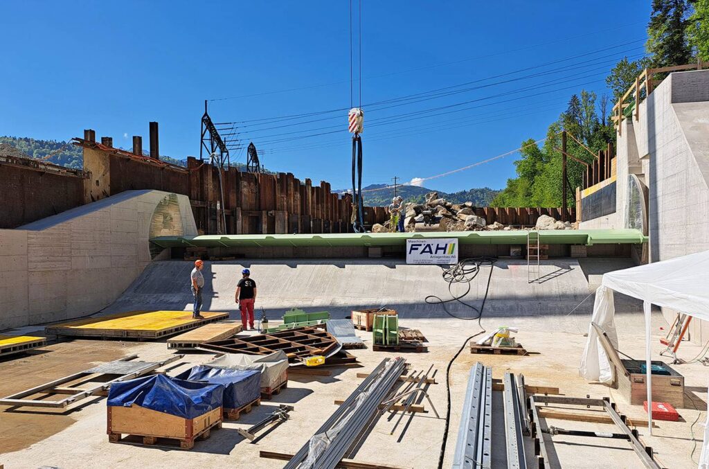 Kraftwerk Emmenweid Einbau Wehrklappe 122 x 81 mm