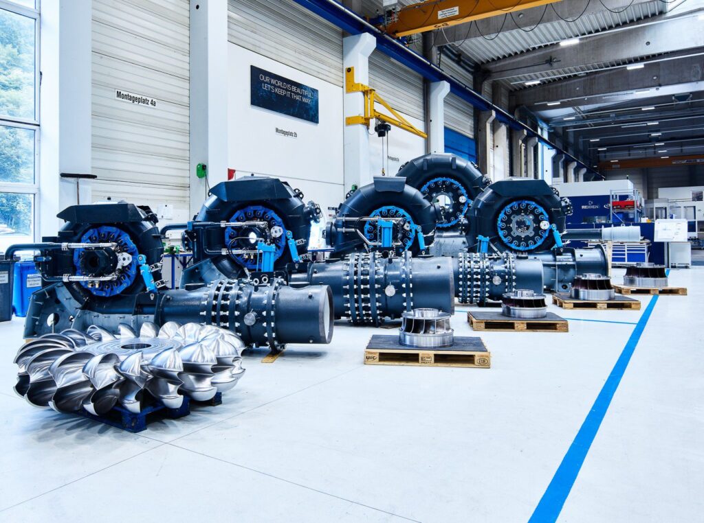 Wasserkraft-Turbinen und Bauteile in der Global Hydro Fertigungshalle in Österreich auf Montageplätzen.