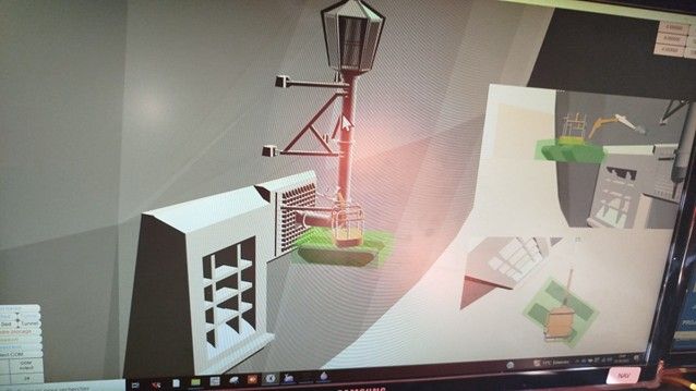 3D-CAD-Entwurf einer Straßenlaterne und technischen Baulementen in einer Simulationssoftware auf einem Monitor.