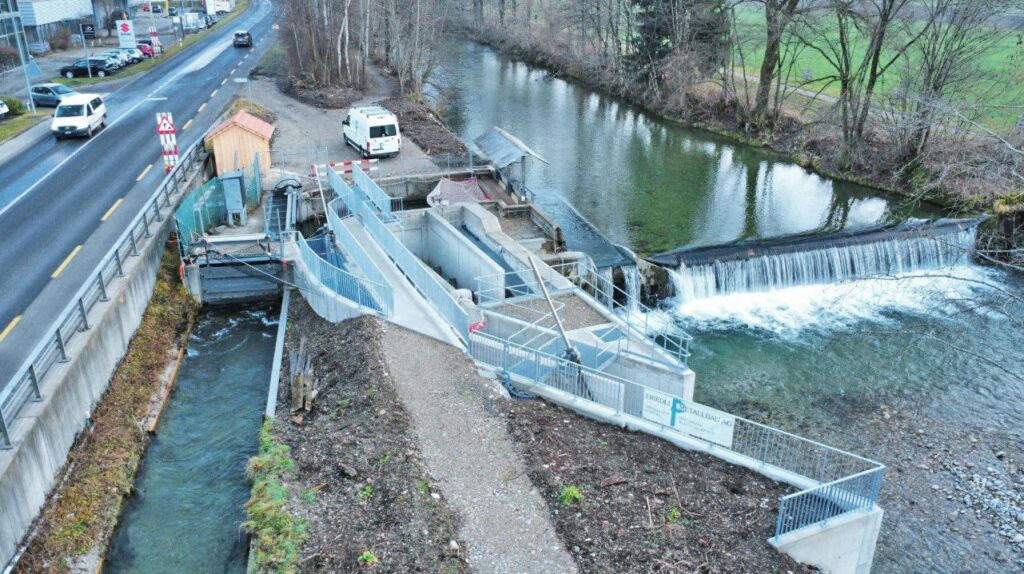 Wasserfassung am Kraftwerk Bärau mit Blick auf die Fischtreppe, das Wehr im Unterwasser und den angrenzenden Flusslauf.