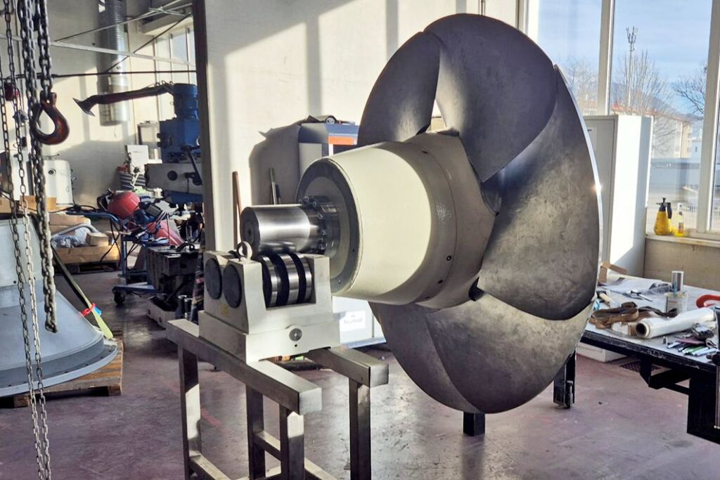 KW Uchiyama Laufrad (90 x 60 mm) auf einer Prüfvorrichtung in einer Industrie-Werkstatt zur Wartung oder Fertigung.