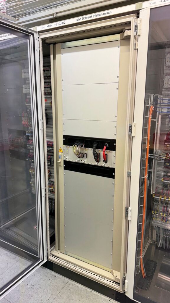 Geöffneter KWO IFTA System Schrank mit installierter Industrieelektronik, Verkabelung und mechanischen Komponenten.