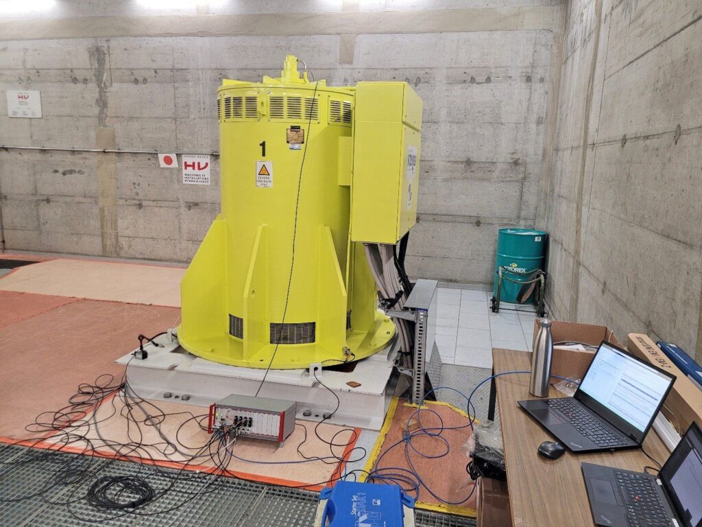 Mobiler IFTA Versuchsaufbau mit gelbem KWO Generator, Messkabeln und Laptops zur Datenanalyse im Betonraum.