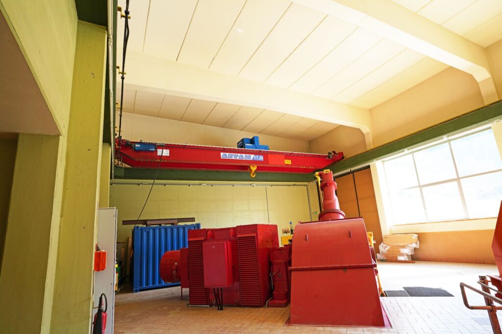 Rote Turbine und Astam Deckenkran in der Maschinenhalle des Kraftwerks Möll.