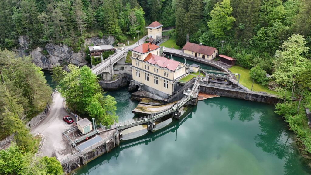 Kraftwerk Steyrdurchbruch: Jugendstil-Wasserkraftwerk in einer Waldschlucht mit Staumauer und türkisfarbenem Flusswasser.