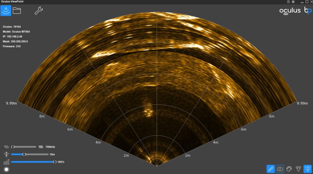Sonar-Bild der Oculus ViewPoint Software in Goldtönen mit Distanzmarkierungen bis 10 Meter und technischer Datenanzeige.