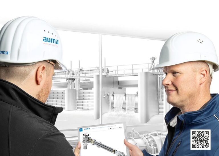 Ingenieure mit AUMA Helmen planen Retrofit für Hydropower am Tablet mit QR-Code vor einer Wasserkraftwerk-Skizze.