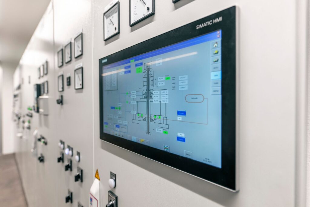 Simatic HMI Touch-Panel mit technischem Schaltdiagramm in einem modernen Schaltschrank zur industriellen Steuerung.