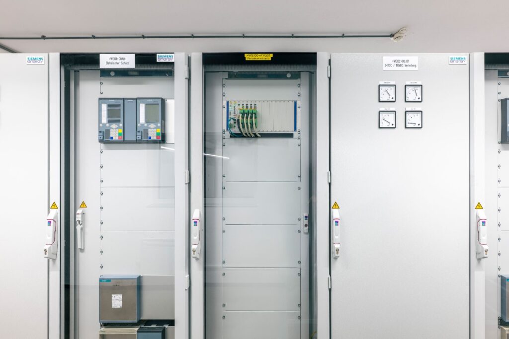 Siemens Energy Industrieschaltplatz mit Fernsteuerschrank, elektrischem Schutz und Messanzeigen für Energieverteilung.