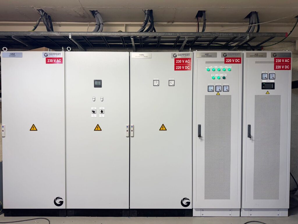 Geprüftes AC & DC Distribution Set von Geppert: Graue Schaltschränke für 230V AC und 220V DC Stromverteilung mit Messanzeigen.