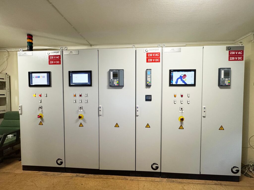 Moderne Common and Unit Control Schaltschränke mit Displays, Bedienelementen und Warnhinweisen für 230 V AC und 220 V DC.