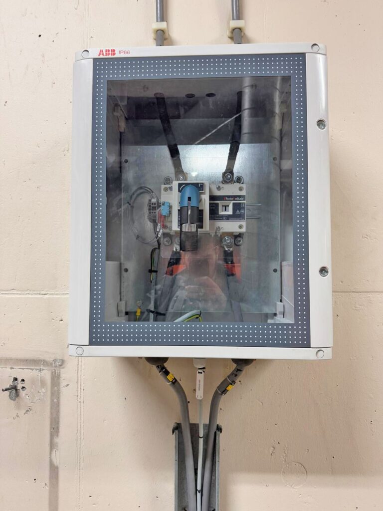 ABB IP66 Wandschrank mit installiertem 220VDC Battery Fuse Switch und Verkabelung für Photovoltaik-Anlagen.