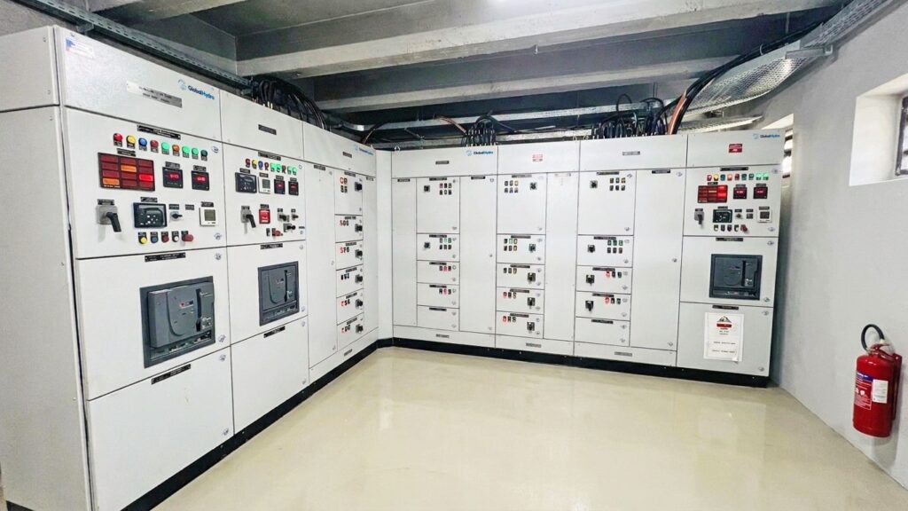 Global Hydro Donkea Switchgear im Powerhouse mit Steuertafeln, Schaltern und Anzeigen für Wasserkraftanlagen.