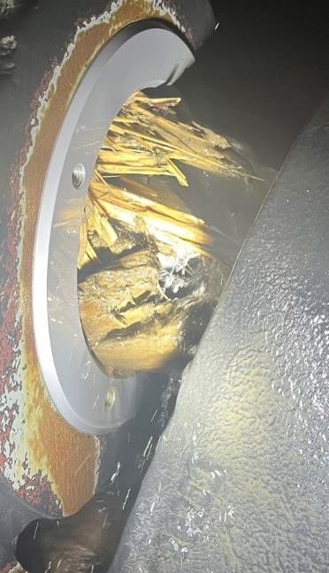 Grono Holzteile und Splitter blockieren die Öffnung im Ausbaustück eines metallischen Kugelschiebers.