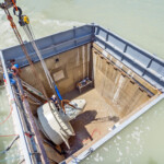 Schachtkraftwerk beim Einsetzen der Turbine in Schacht 1 an der Rauen Rampe der Loisach in Großweil, Oberbayern. Schachtkraftwerk Großweil, Bayern