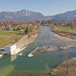 Seit Jahresbeginn ist die weltweit erste Pilotanlage eines Schachtkraftwerks im bayerischen Großweil an der Loisach in Betrieb. Sie hat mittlerweile mehr als 1 Mio. kWh Ökostrom produziert. Pilotanlage Schachtkraftwerk, Großweil, Loisach