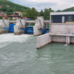 Beim neu errichteten Laufwasserkraftwerk Rekovici in der südwestserbischen Kleinstadt Priboj am Gewässer Lim konnte die weltweit aktive GUGLER Water Turbines GmbH aus Oberösterreich zum ersten Mal ihre Kompetenz in Serbien unter Beweis stellen. Rekovici, Priboj, Lim