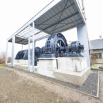 Im Umfeld des Kraftwerks werden die alten Francis-Maschinen ausgestellt, die über Jahrzehnte ihren Dienst im KW Gibárt versehen haben. Francis-Maschinen, Gibárt