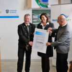 Im Rahmen der Spatenstichfeier im Herbst 2017 überreichte Wirtschaftsministerin Ilse Aigner (CSU) den Verantwortlichen den Förderungsscheck des Freistaats Bayern in der Höhe von 1,9 Millionen Euro. Spatenstich, Großweil, Wirtschaftsministerin Ilse Aigner