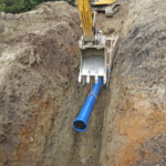 Der ca. 1,6 km lange Kraftabstieg besteht zur Gänze aus den bekannt hochbeanspruchbaren Gussrohren DN400 von der Tiroler Rohre GmbH. Die Verlegearbeiten erledigte die bewährte Rumpf Bau GmbH aus Murau. duktile Gussrohre, KW Pisching