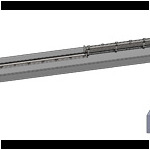 Totale auf das Konzept des Schachtkraftwerks in Großweil inklusive Wehranlage: Die Anordnung der Wehrklappen erstreckt sich über die gesamte Breite des Flusses. Die Klappen sind mit circa 90 cm Stauhöhe außergewöhnlich niedrig. Zudem schließen sie nur soweit, dass sie ebenfalls ständig leicht überströmt werden und ahmen so optisch wie ökologisch eine natürliche Flussstufe nach. Grafik, Konzept Schachtkraftwerk, Großweil