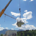 Eine von zwei Turbinen wird in den Schacht eingesetzt. Großweil_Einsetzen Turbine