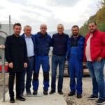 Versammelte Wasserkraftexperten: Nihad Suljagic (GUGLER-Designer & Projektleiter), Dragan Klisura (HIDRO-TAN), Dzevad Bajric (Montageteam), Alois Gugler (GUGLER-Geschäftsführer), Samir Salkic (Montageteam) und Nihad Arzic (Supervisor) (v.l.) Nihad Suljagic, Dragan Klisura, Dzevad Bajric, Alois Gugler, Samir Salkic, Nihad Arzic