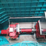 Die mittig am Boden der Maschinen-Pits positionierten Getriebe und Synchron-Generatoren gewährleisten optimale Zugänglichkeit bei Wartungs- und Servicemaßnahmen. KW Rekovici Synchron-Generator