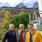 Wasserkraftplaner Thomas Grimmer, Senior-Betreiber Günther Deisl und Christian Schwarzenbohler, Divisionsleiter Energieerzeugung bei SCHUBERT Elektroanlagen GmbH (v.l.) beim Lokalaugenschein von zek HYDRO in Hallein Anfang November. Thomas Grimmer, Günther Deisl, Christian Schwarzenbohler