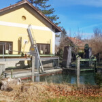 Das 1904 errichtete Wasserkraftwerk Deisl in Kaltenhausen wurde einer Revitalisierung unter Federführung von DI Thomas Grimmer in Zusammenarbeit mit der SCHUBERT Elektroanlagen GmbH und Voith Hydro unterzogen. KW Deisl Titelbild