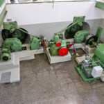 Der (im Bild) rechte Maschinensatz 1 wurde auf eine Ausbauwassermenge von 2 m³/s und eine Bruttofallhöhe von 4,85 m ausgelegt, die kleinere Maschine 2 nutzt zur Stromproduktion eine Ausbauwassermenge von 1,5 m³/s und ein maximales Gefälle von 1,58 m. Die mechanischen Turbinenregler aus den 1960er Jahren wurden von der Small Hydro Division von Voith Hydro auf hydraulische Regelung umgebaut. KW Deisl beide Maschinen von oben