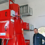 Konstruktionsleiter Siegi Jank im Krafthaus der Anlage Grabenmühle. Die Jank-Leittechnik JaPPOS analysiert anhand verschiedener Parameter den Verschmutzungsgrad der Turbine und kann somit eigenständig eine Laufradspülung einleiten. KW Grabenmühle Siegi Jank