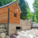 Die Wehranlage des Kraftwerks Leimsbach wurde mit einem selbstreinigenden „GRIZZLY“ Coanda-System vom Südtiroler Stahlwasserbauexperten Wild Metal GmbH ausgestattet. KW Leims Wasserfassung