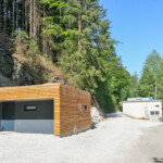 Im Vordergrund das Krafthaus der neuen Anlage Leimsgraben, dahinter das Maschinengebäude der Bestandsanlage Leims, deren Holzverkleidung Ende Juni noch ausständig war. KW Leims u Leimsbach Krafthäuser