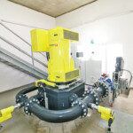 Das Herzstück des Kraftwerks Leimsbach lieferte die Osttiroler Maschinenbau Unterlercher GmbH, eine auf 150 l/s Ausbauwassermenge und 175 m Bruttofallhöhe ausgelegte 3-düsige Pelton-Turbine. Als wirkungsgradstarke Energiewandler kommen bei beiden Anlagen insgesamt drei Synchron-Generatoren vom Linzer Traditionsbetrieb Hitzinger zum Einsatz. KW Leimsbach Turbine