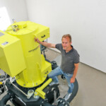 Christian Mandl, Bereichsleiter Energie bei der Unternehmensgruppe Gebr. Haider im Krafthaus des neuen Kraftwerks am Leimsbach. Zeitgleich mit dem Neubau wurde die umfassende Modernisierung des Liesing-Kraftwerk Leims durchgeführt. KW Leimsbach Turbine Christian Mandl