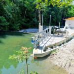 Das an der bestehenden Wehranlage neu gebaute Kraftwerk Miedering ging im Mai des Vorjahres erstmals in Betrieb. Dank der Kombination aus Stauzielerhöhung und Unterwassereintiefung konnten Leistungseinbußen durch den Wegfall der rund 300 m langen Ausleitungsstrecke kompensiert werden. KW Miedering Ansicht