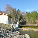 Die Wehranlage des Kraftwerks Miedering wurde von einem vormals mechanischen auf einen hydraulischen Antrieb umgerüstet, ein Großteil der vorhandenen Einlaufsubstanz blieb beim Ersatzneubau erhalten. KW Miedering Wehranlage