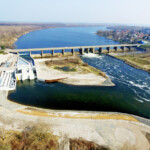 Anfang des Jahres wurde das neue Wasserkraftwerk am Auslaufbauwerk des Muldestausees in Sachsen-Anhalt erstmals mit dem Netz synchronisiert. Die Betreibergesellschaft Talsperren-Wasserkraft Sachsen-Anhalt GmbH rechnet mit einer durchschnittlichen Jahresproduktion von ca. 13,6 GWh Ökostrom. Auslaufbauwerk, Muldestausee, Sachsen-Anhalt