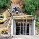 Das schlichte Maschinenhaus wurde in eine bestehende Hanglage integriert. KW Pisching Bau Krafthaus