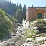 Das Kraftwerk Pisching der Liechtenstein Energie GmbH & Co KG ist seit seiner Inbetriebnahme im Dezember 2019 durchgehend am Netz. Gemeinsam decken die insgesamt sechs Wasserkraftwerke der Stiftung Fürst Liechtenstein im Raum Kalwang den Jahresstrombedarf von ca. 5.000 Durchschnittshaushalten. KW Pisching, Liechtenstein Energie