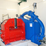 ANDRITZ Hydro lieferte die 3-düsige Pelton-Turbine mit direkt gekoppeltem Hitzinger Synchron-Generator. Unter Volllast erreicht die Maschine eine Engpassleistung von 316 kW, darüber hinaus überzeugt das horizontalachsige Kraftpaket durch hervorragende Wirkungsgrade in einem breiten Teillastbereich. KW Pisching Turbine