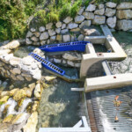 Mittels modifiziertem Denil-Fischpass gelangen die Gewässerbewohner an der Wehranlage in den Oberwasserbereich. Die Funktionsfähigkeit der Fischaufstiegshilfe konnte mit einem biotischen Monitoring bestätigt werden. KW Pisching Wehranlage