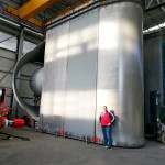 Jeder der jeweils 10 m langen und über 8 m hohen Stahl-Pits wiegt im zusammengebauten Zustand ca. 35 Tonnen. Der Transport des GUGLER-Equipments vom Fertigungsbetrieb in Norditalien zur Kraftwerksbaustelle in den Südwesten Serbiens erforderte 18 Lkw-Transporte, wovon 14 als Sondertransporte deklariert waren. KW Rekovici Fertigung Stahl-Pit, Pelfa