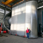 Jeder der jeweils 10 m langen und über 8 m hohen Stahl-Pits wiegt im zusammengebauten Zustand ca. 35 Tonnen. Der Transport des GUGLER-Equipments vom Fertigungsbetrieb in Norditalien zur Kraftwerksbaustelle in den Südwesten Serbiens erforderte 18 Lkw-Transporte, wovon 14 als Sondertransporte deklariert waren. KW Rekovici Fertigung Stahl-Pit, Pelfa