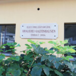 Das Traditionskraftwerk diente ursprünglich zur Stromversorgung des Hofbräu Kaltenhausen. Schild KW Deisl
